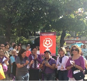 ¿Cómo es la vida de las mujeres trabajadoras que deciden no ocultar su vida sentimental al lado de otra mujer?